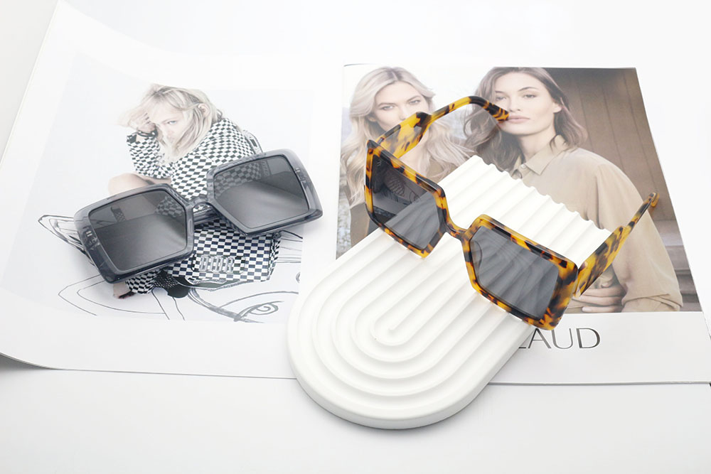Step into the world of timeless elegance with our Classic Shape Acetate Sunglasses: Where Style Meets Comfort!